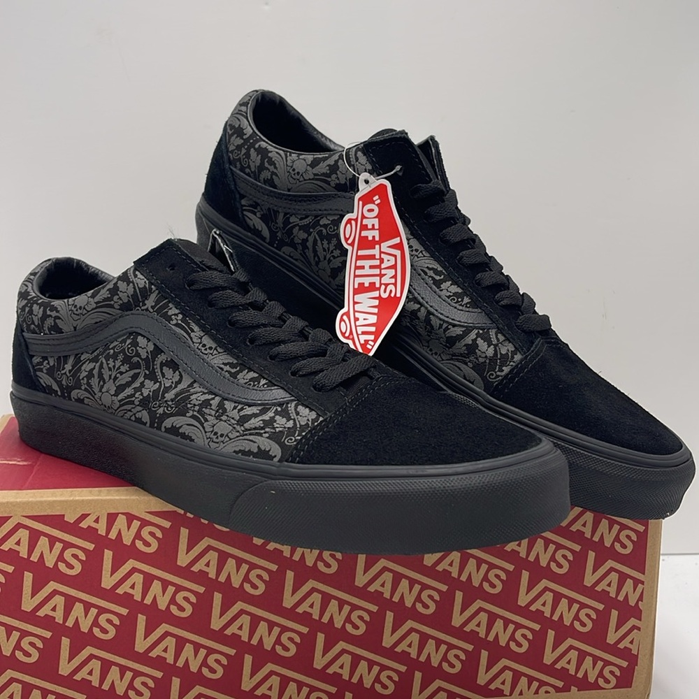 Vans WMNS Black and Gray Patterned Sneakers Old Skool
Skull Tapestry Raven/Black - Picture 4 of 15